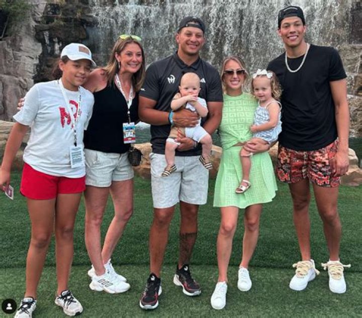 How Many Brothers And Sisters Does Elly De La Cruz Have? - Sibling Count Explored